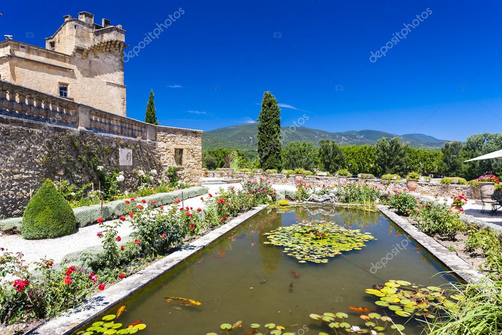 TO OBTAIN STOCK depositphotos_98518728-stock-photo-garden-and-palace-in-lourmarin - Chateau de Lourmarin